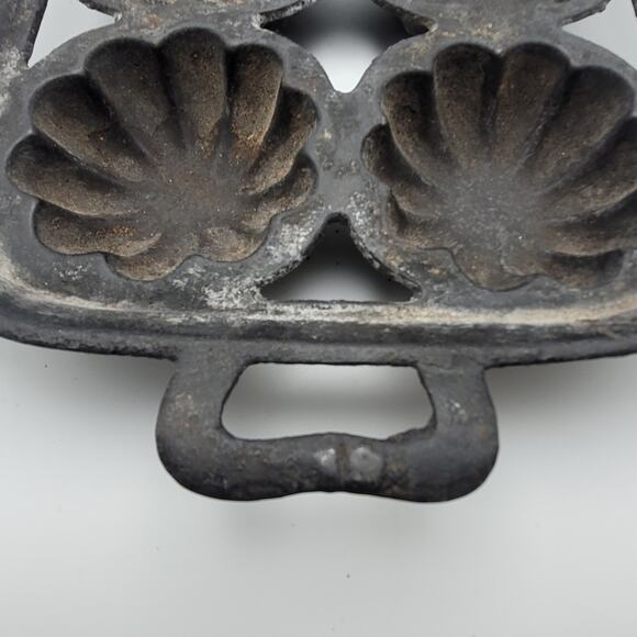 Vintage Cast Iron 6 Well Turks Head Gem Mold Pan Corn Bread Rustic Bakeware - Picture 8 of 12